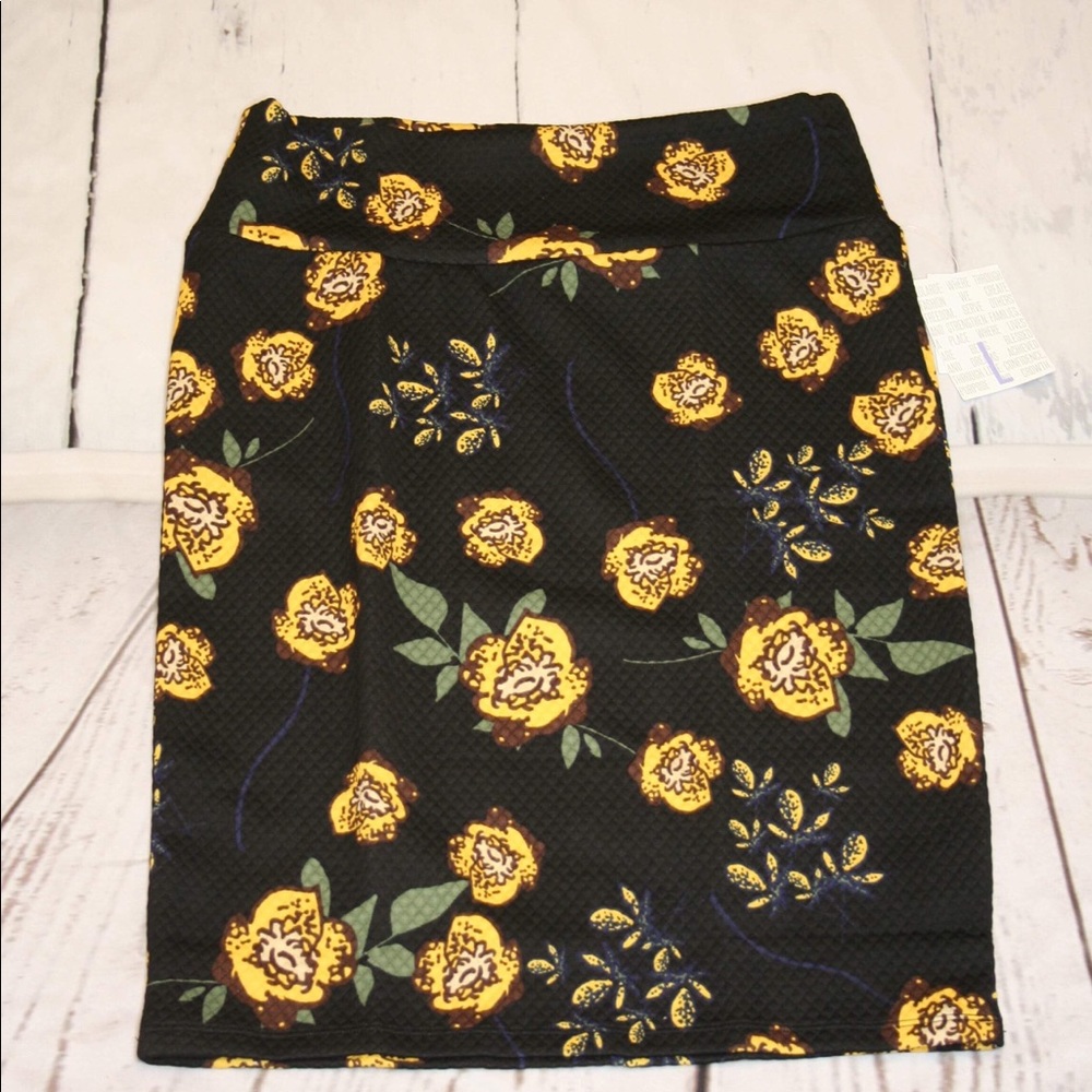 Large LuLaRoe Cassie Skirt Floral NWT Quilted